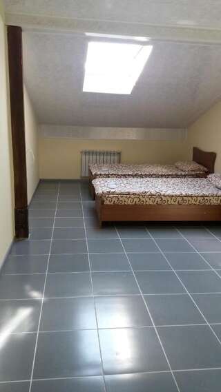 Хостелы Hostel Vitan Львов Двухместный номер с 2 отдельными кроватями и собственной ванной комнатой-1