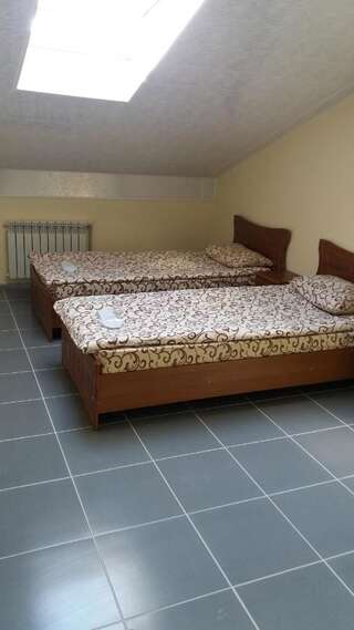 Хостелы Hostel Vitan Львов Двухместный номер с 2 отдельными кроватями и собственной ванной комнатой-4