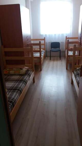 Хостелы Hostel Vitan Львов Четырехместный номер эконом-класса-2