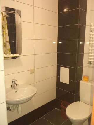 Хостелы Hostel Vitan Львов Cемейный номер с собственной ванной комнатой-8